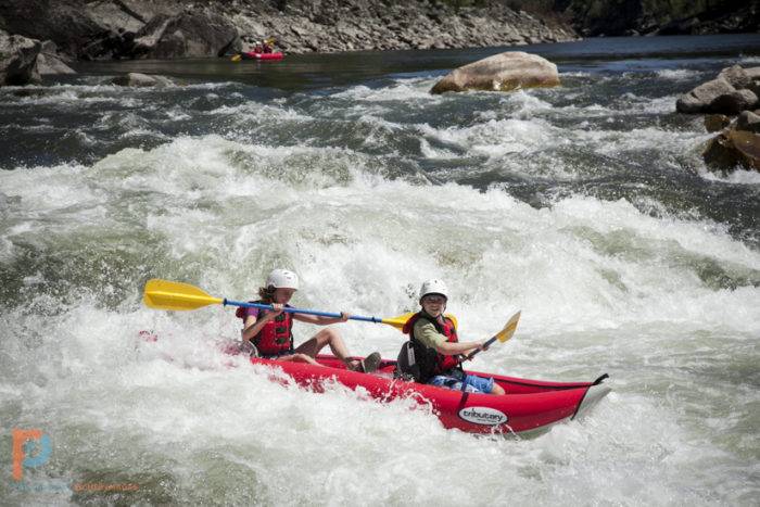 Rafting på en flod.