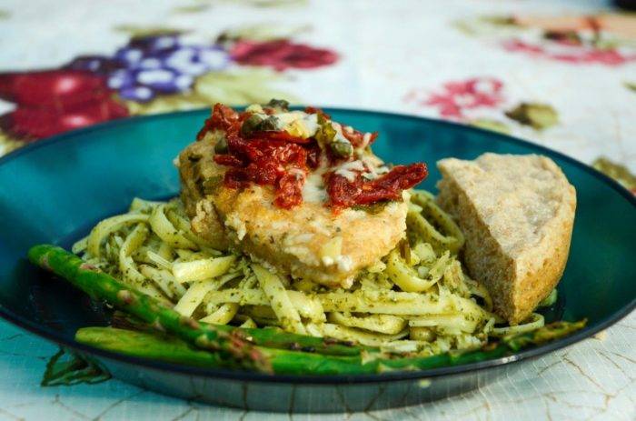 Une assiette de poulet et de nouilles.