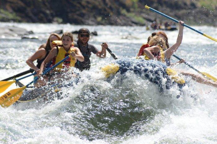 Rafting en un río.