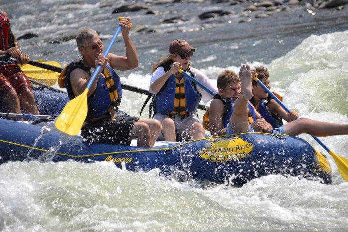 Rafting op een rivier.