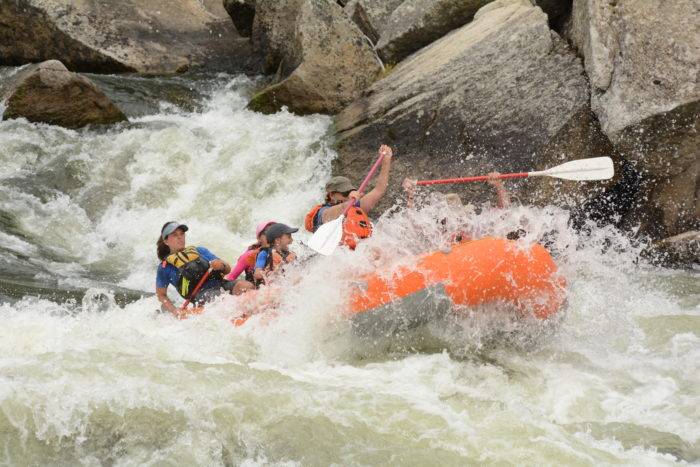 Una familia haciendo rafting en el North Fork Payette - Cabarton Run