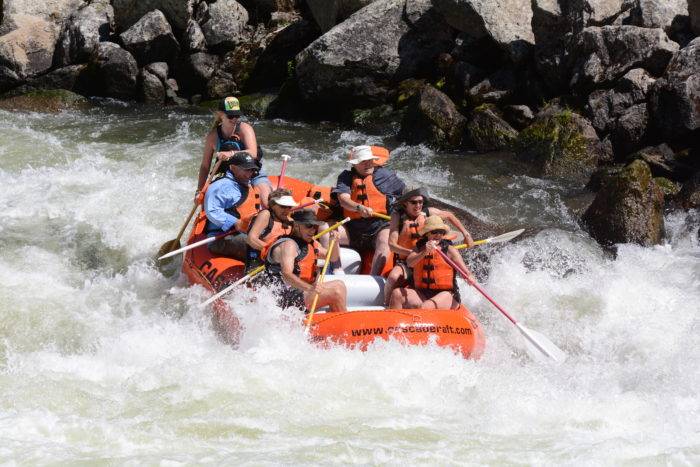 En familj som forsrännar på North Fork Payette - Cabarton Run