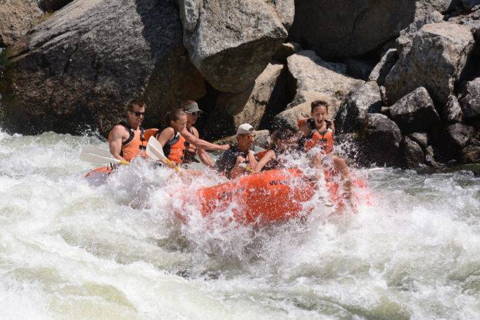 Una famiglia che fa rafting sulla North Fork Payette - Cabarton Run