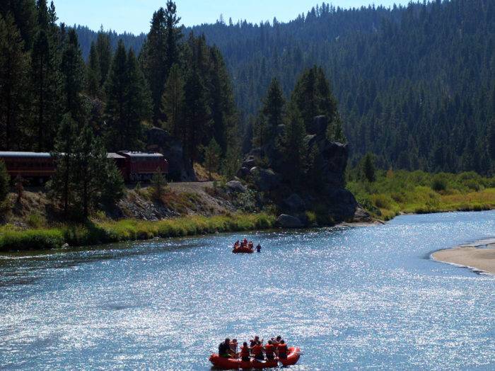 Eine Familie beim Rafting auf dem North Fork Payette - Cabarton Run