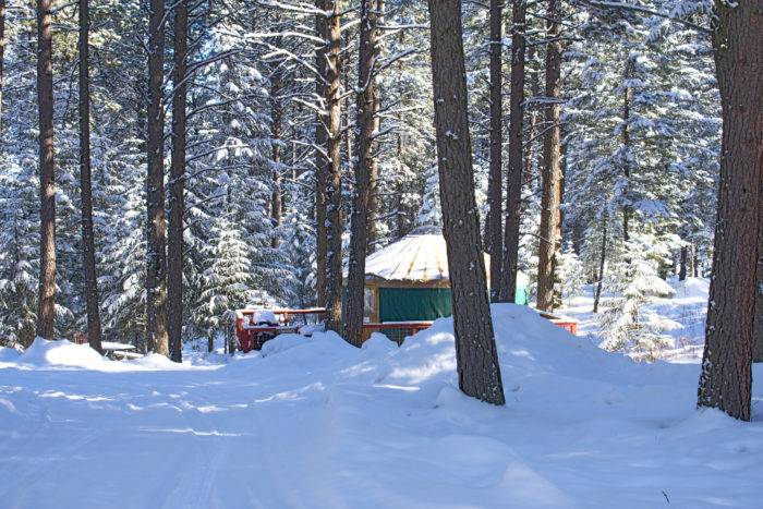 yurt în zăpadă