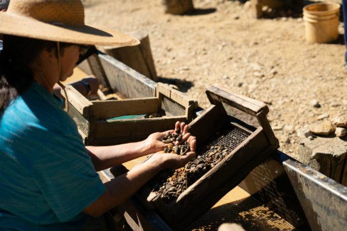 excavando en busca de granates