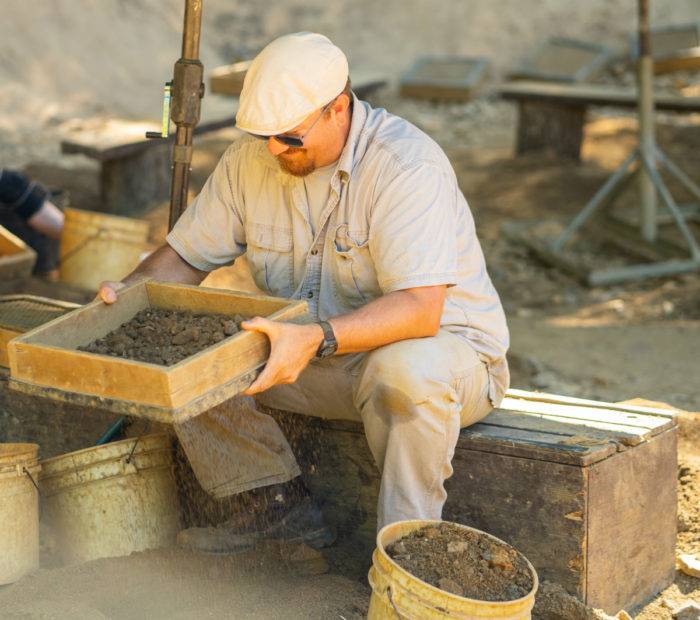 excavando en la mina de esmeraldas