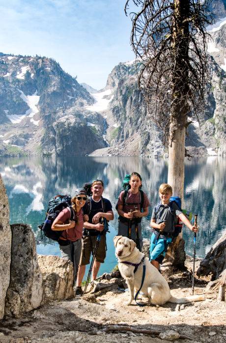 Famiglia davanti al lago alpino