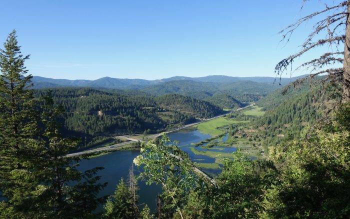 groot panoramisch uitzicht vanaf bergpad