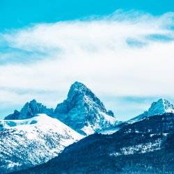 A view of a mountain range in the winter.