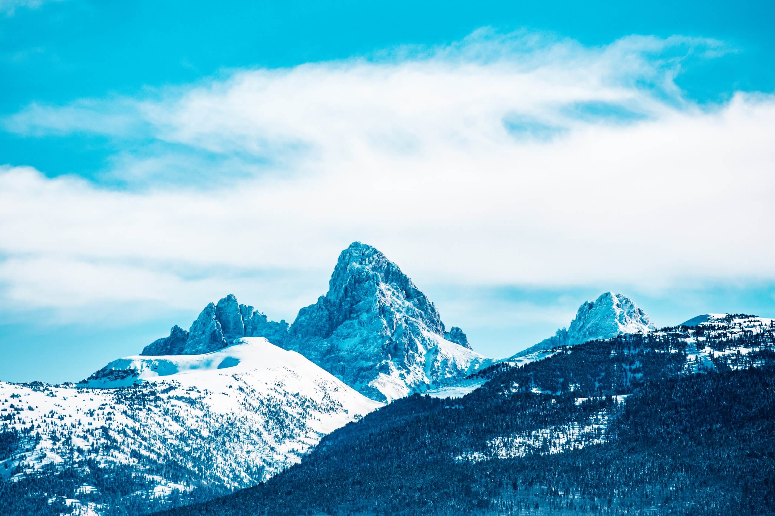 A view of a mountain range in the winter.