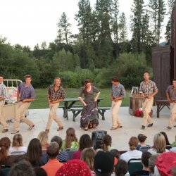 Performers sing to the crowd at Starlight Mountain Theatre.