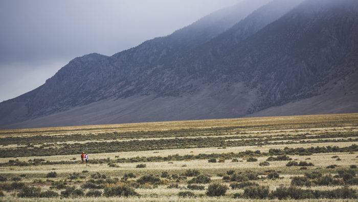 2 runners at the base of a mountain