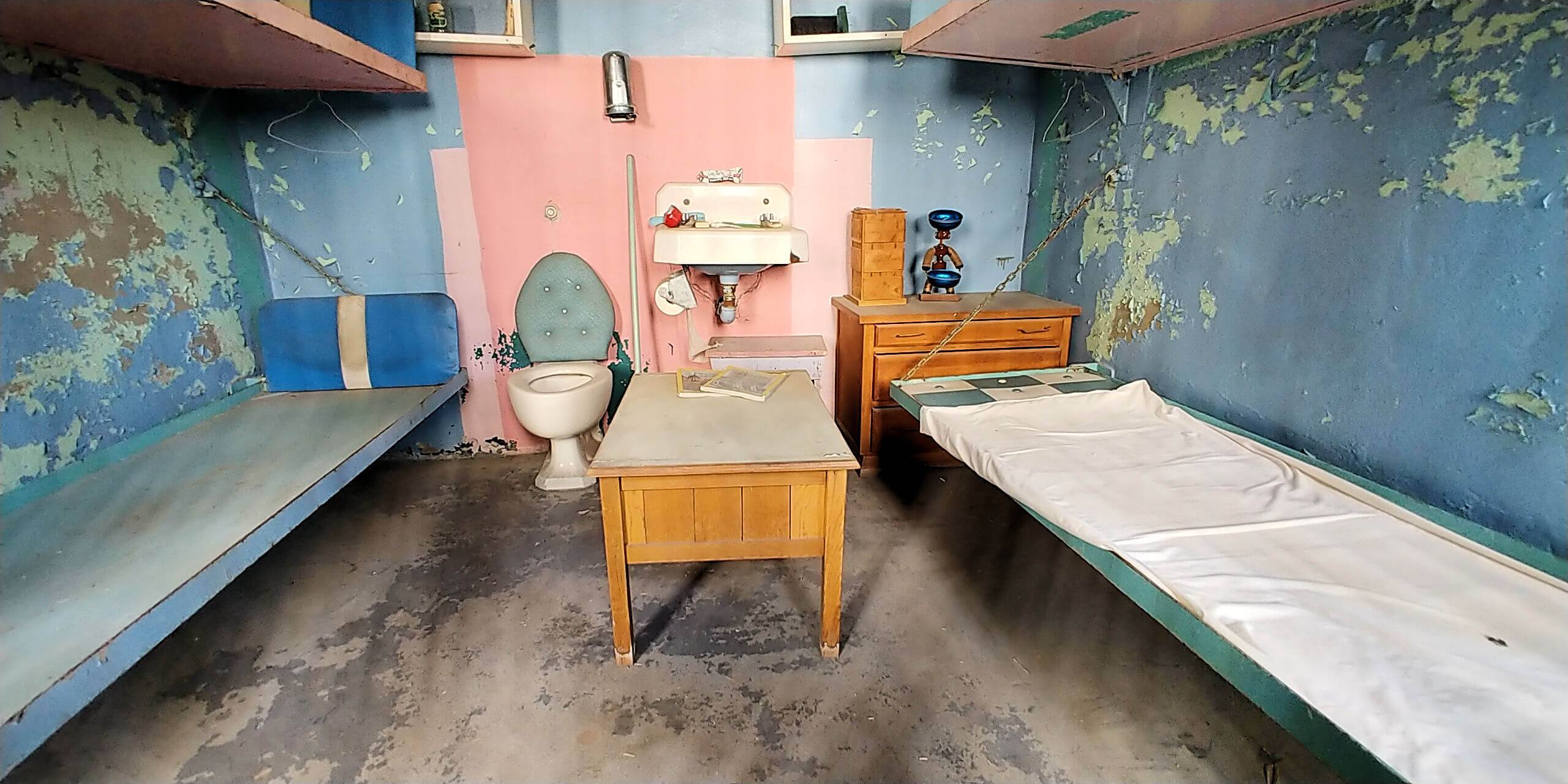 interior of Old Idaho Penitentiary cell