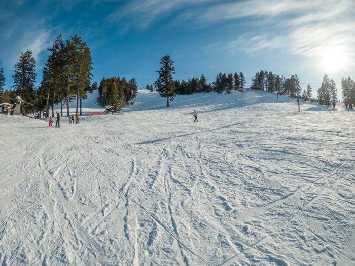 people skiing