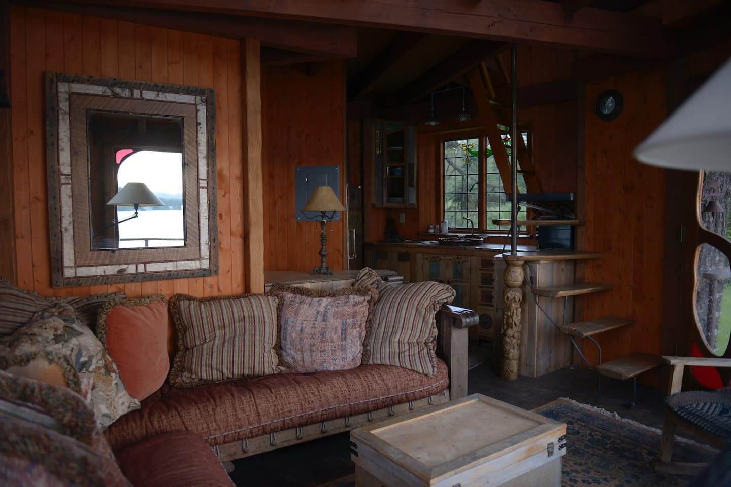 A cozy interior common room of the Lake Pend Oreille treehouse in Sandpoint.