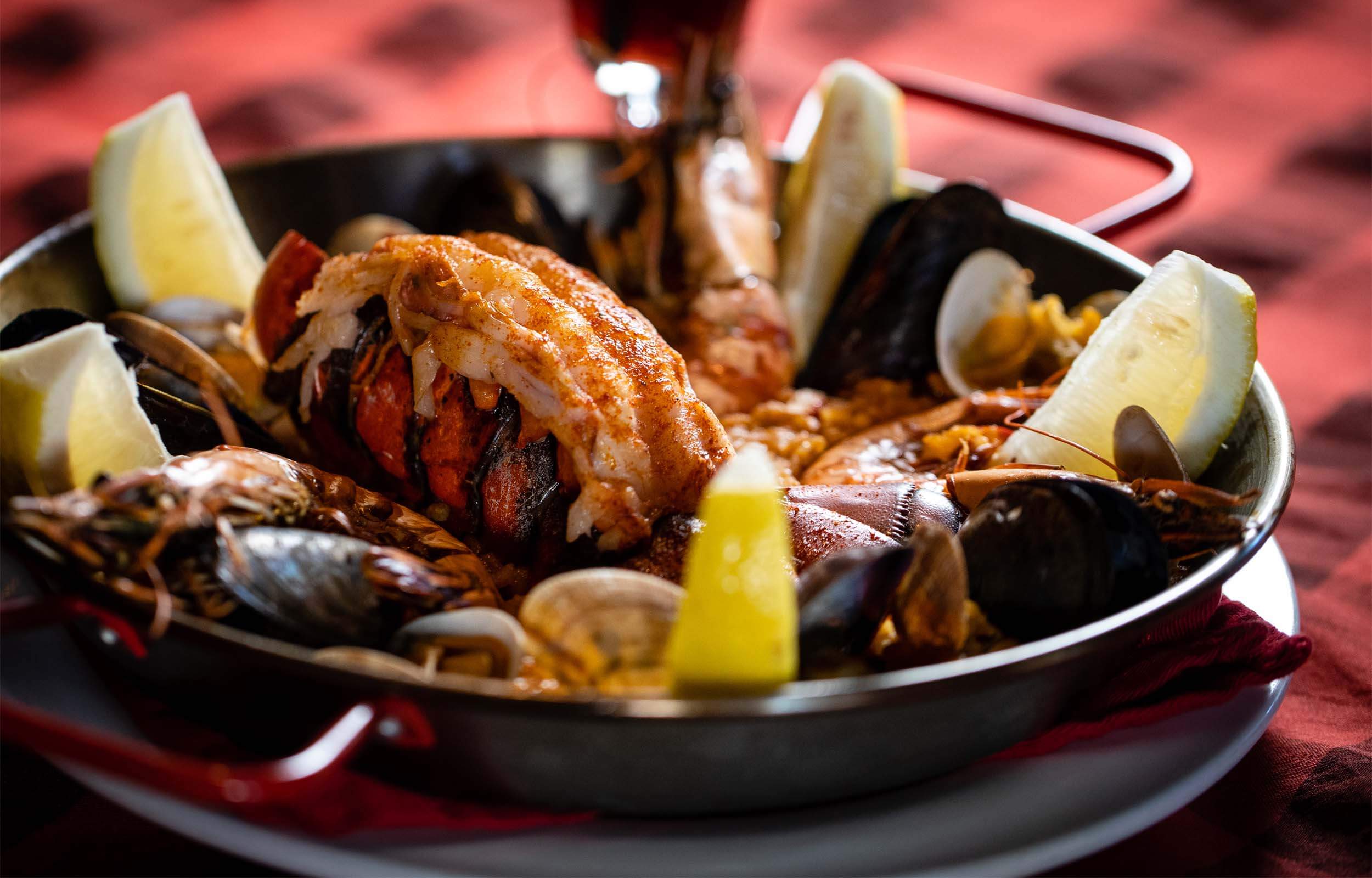 A Basque seafood boil in a pot.