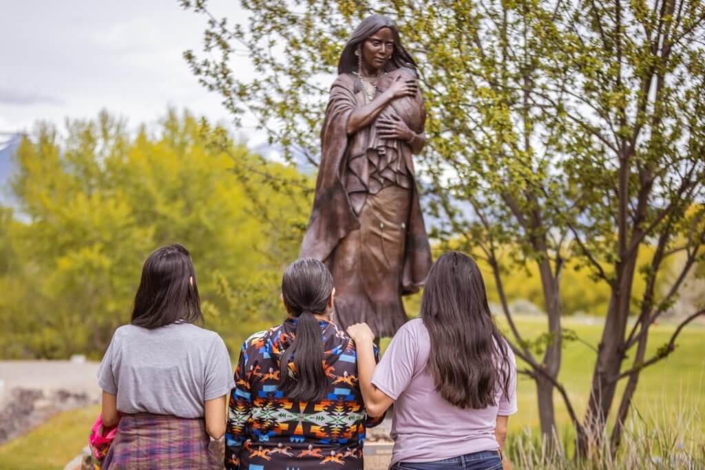 group of people looking at Sacajawea statue at Sacajawea Interpretive Center