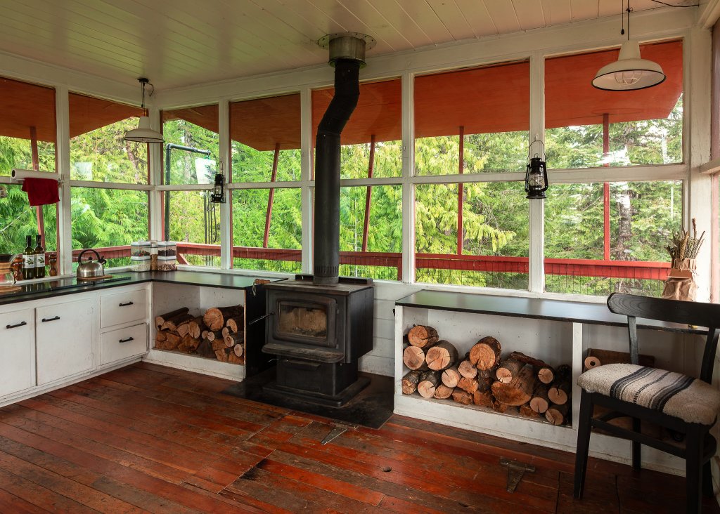 Interior view of the Crystal Peak fire lookout rental in Fernwood, Idaho.
